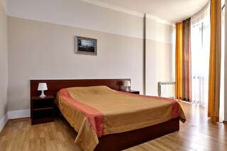 Гостиница Viktoriya Геленджик Стандартный двухместный номер с 1 двухспальной или 2 односпальными кроватями и балконом-5