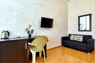 Гостиница Viktoriya Геленджик Стандартный двухместный номер с 1 двухспальной или 2 односпальными кроватями и балконом-7