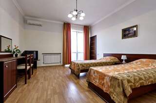 Гостиница Viktoriya Геленджик Улучшенный двухместный номер с 1 двухспальной или 2 отдельными кроватями и балконом-7