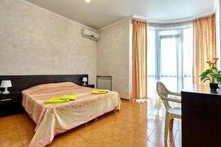 Гостиница Viktoriya Геленджик Стандартный двухместный номер с 1 двухспальной или 2 односпальными кроватями и балконом-1