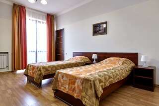 Гостиница Viktoriya Геленджик Улучшенный двухместный номер с 1 двухспальной или 2 отдельными кроватями и балконом-8