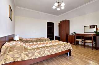 Гостиница Viktoriya Геленджик Улучшенный двухместный номер с 1 двухспальной или 2 отдельными кроватями и балконом-9