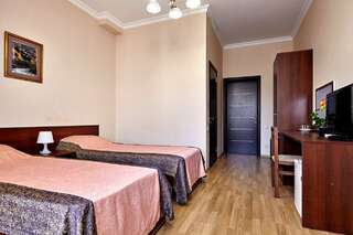 Гостиница Viktoriya Геленджик Улучшенный двухместный номер с 1 двухспальной или 2 отдельными кроватями и балконом-3